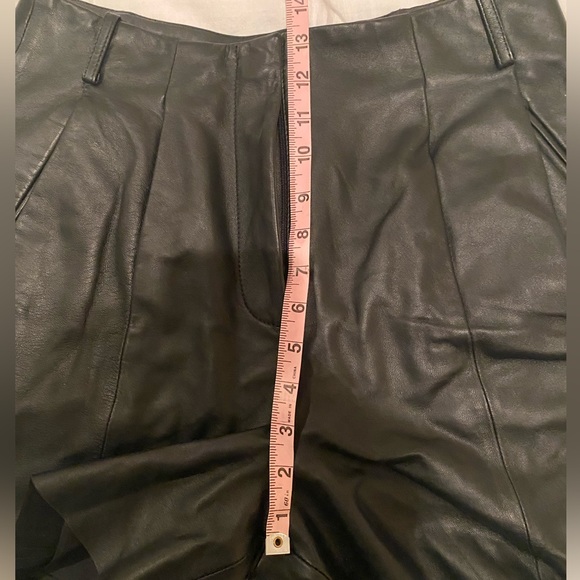 Elegant Black Leather Women Shorts - Picture 8 of 11